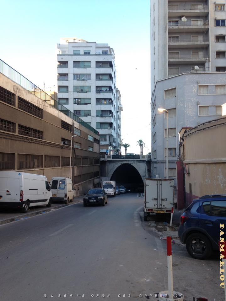 ORAN La rue Murat et le tunnel vers la route du port.jpg
